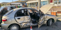 В Хакасии пенсионер на Toyota Ipsum, сдавая задом, разбил две машины и тяжело травмировал женщину - Агентство Информационных Сообщений