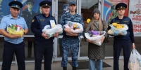 В День пожилого человека судебные приставы Алтайского края передали гуманитарную помощь одиноким пенсионерам Барнаула. - Городской округ Заринск