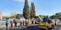 Верхний слой асфальта укладывают дорожники на Комарова в Абакане - Абакан 24
