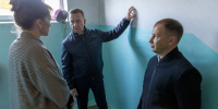 Мэр Южно-Сахалинска проверил ремонт пострадавшего от пожара дома на Тихоокеанской - SakhalinMedia.Ru
