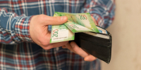 Мужчина пересчитывает деньги в кошельке - РИА Омск-информ