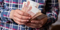 Мужчина считает деньги - РИА Омск-информ