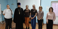Священник встретился с родителями в семейном клубе Шарыпова - Епархия