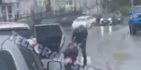 Невменяемый мужчина забрался в чужой автомобиль на дороге во Владивостоке - ГТРК Владивосток