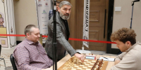 Первый ход Вартереса Самургашева на доске Андрея Есипенко. Фото Владимира Барского - RuffNews.Ru