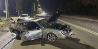 Водитель и пассажир Mercedes-Benz пострадали в ДТП с опорой освещения в Воронеже - Обозреватель.Врн