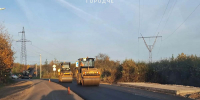 На дачной дороге у Северного моста укладывают второй слой асфальта - Город Че