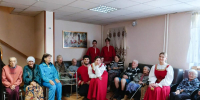 Тепло сердец: студенты Института биотехнологии поздравили жителей дома «Мирра» с Днем пожилого человека - Вавиловский университет
