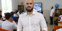 «Школа забирает много сил, но она же их и возвращает» – интервью с учителем года Дагестана-2025 Дмитрием Корюхиным - РИА Дагестан