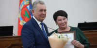 В Парламентском центре вручили государственные и краевые награды лучшим педагогам региона Фото №1 - Алтайская правда
