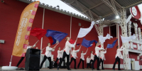 Участники благотворительного концерта в поддержку бойцов СВО выступают на сцене в парке Ветеранов с Российский триколором в руках.. - Администрация г. Вологда