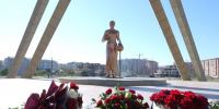 В Махачкале в День учителя возложили цветы к памятнику Русской учительнице - Единая Россия