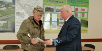 Глава Бутурлиновского района Александр Головков передал бензиновый электрогенератор местному волонтёру Сергею Антипенко. - Бутурлиновский район