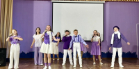 Курские школьники поздравили педагогов с Днем учителя - Городские Известия