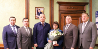 Председатель Верховного Суда Республики Башкортостан поздравил старшего специалиста с юбилеем - Верховный суд