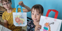 В Кушкопальском ДК дети снова раскрашивали милые сумочки! - Культурный центр