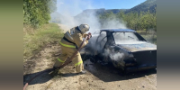 Пожарные потушили загоревшийся Mercedes в Бахчисарайском районе - КрымИнформ