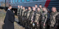 Покров над уходящим поездом: клирик Елизаветинского храма благословил воинов, идущих на СВО - Приамурская митрополия