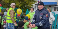Дошкольники Куйтуна прошли «Шагающим автобусом» до краеведческого музея - Baikal24.Ru