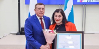 Губернатор Сахалинской области Валерий Лимаренко в торжественной обстановке вручил Почетную грамоту Правительства региона Анне Скудновой - Минкультуры Сахалинской области