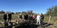 В Кармаскалинском районе школьники помогли маме погибшего земляка убрать урожай - Единая Россия