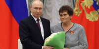 Воспитала ямальского героя СВО: учительница Артура Жумабаева получила награду от Путина - ГТРК Ямал