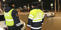 Инспекторы ДПС спасли человека из горящего дома в Змеиногорске - Комсомольская Правда