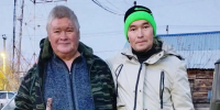 Подпись под фото: Владимир Петрович Анатолий ун похаӆ пиӆан. Хор: Альбина Тырлина - Красный Север