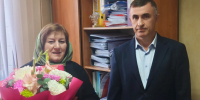 Ученик не забывает своего учителя: глава села Миатли поздравил Зумруд Магомедовну Шуайпову с Днём учителя - Кизилюртовский район