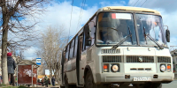 Пассажирский автобус на остановке, люди на тротуаре, весенний день - 168.Ru