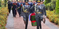 Делегация Алтайского края во главе с Губернатором Виктором Томенко возложила цветы к памятнику «Скорбящая мать» в Фергане - Администрация Алтайского края