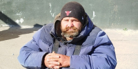 «Я хочу домой»: благовещенец-инвалид живет на остановке, пока племянница не пускает его в квартиру (ФОТО) - Asn24.Ru
