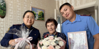 Сотрудники следственного управления поздравили труженицу тыла с 95-летием и Международным днем пожилых людей - Следственный комитет