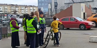 Велосипедистам и самокатчикам напомнили правила поведения на дороге. Фото: Ульяна Князева. - Красное Знамя
