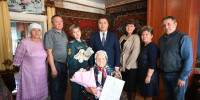 Доброта, связанная спицами: 94-летняя Альфия Сайфутдинова согревает бойцов СВО - Единая Россия