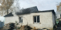Пламя вырывалось из окон на фасаде: фото после смертельного пожара в доме многодетной семьи - Комсомольская Правда