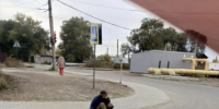 Бийчанин-инвалид, которому подарили коляску, снова ползает по улицам города - Barneos22.ru