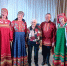 Группа солистов в народных костюмах и пожилая женщина на сцене - 168.Ru