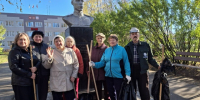 Представители местного совета ветеранов и участники Центра общения старшего поколения привели в порядок сквер у памятника Герою Советского Союза Николаю Гущину - Газета Княжпогостские вести