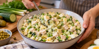 Не майонезный оливье, а вкус почти тот же: лёгкий салат из обычных продуктов съедают первым - Pg11.Ru