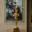 Статуэтка кинопремии на фоне киноафиши, Нижний Новгород, кино - Newsroom24.Ru