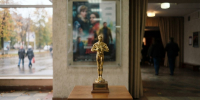 Статуэтка кинопремии на фоне киноафиши, Нижний Новгород, кино - Newsroom24.Ru