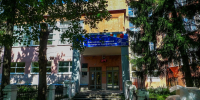 Вход в химический техникум имени Красной Армии в Дзержинске среди деревьев - Newsroom24.Ru