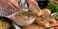 Печень больше не жарю кусками: взбиваю с луком и маслом — получается нежная намазка на хлеб - Pg11.Ru