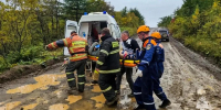 Водителя КамАЗа гидравликой доставали из смятой кабины на трассе Курильск - Буревестник - CitySakh.Ru