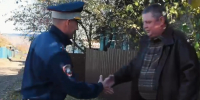 В Забкрае полицейские помогли пенсионеру поменять колесо после аварии - ИА Байкал-Daily