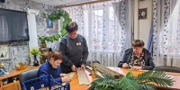 Активистки "Женского движения Единой России" и жители Балашовского дома-интерната изготовили окопные свечи для СВО - Комсомольская правда
