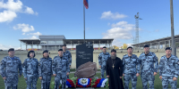В канун Дня ОМОН сотрудники спецподразделения почтили память погибших коллег - Росгвардия