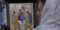 Оригинальную икону "Троица" вернули в иконостас после обследования витрины: она вновь в Троицком соборе - Комсомольская Правда