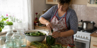Огурцы по‑уральски с хреном: закатываю хруст, который слышно за три комнаты — рассол уходит как горячий чай в мороз - Pg12.Ru